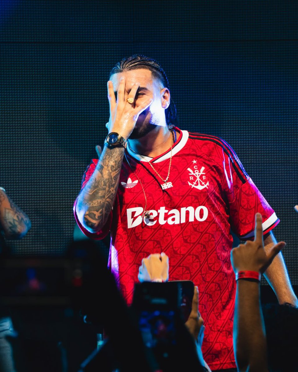 renanmoura1989's tweet photo. Na noite do sábado, o rapper 2ZDinizz se apresentou em Macapá e surpreendeu os fãs ao aparecer com o novo Manto 3 do Flamengo. Trata-se do terceiro uniforme do clube carioca, assinado pela adidas Originals, linha de lifestyle da marca das três listras. Essa foi a primeira aparição oficial do produto, que chega às lojas ainda em julho.
