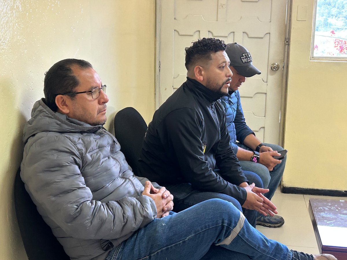goberzamora's tweet photo. 📍 En el Batallón de Selva N.° 62 Zamora, el Intendente General de Policía, Lenin Bravo, junto al Coordinador Zonal de Gobierno, Pablo Mendieta y el Teniente Coronel Luis Granda, coordinan acciones para fortalecer la respuesta ante la emergencia: https://t.co/SxD5FOOuCW