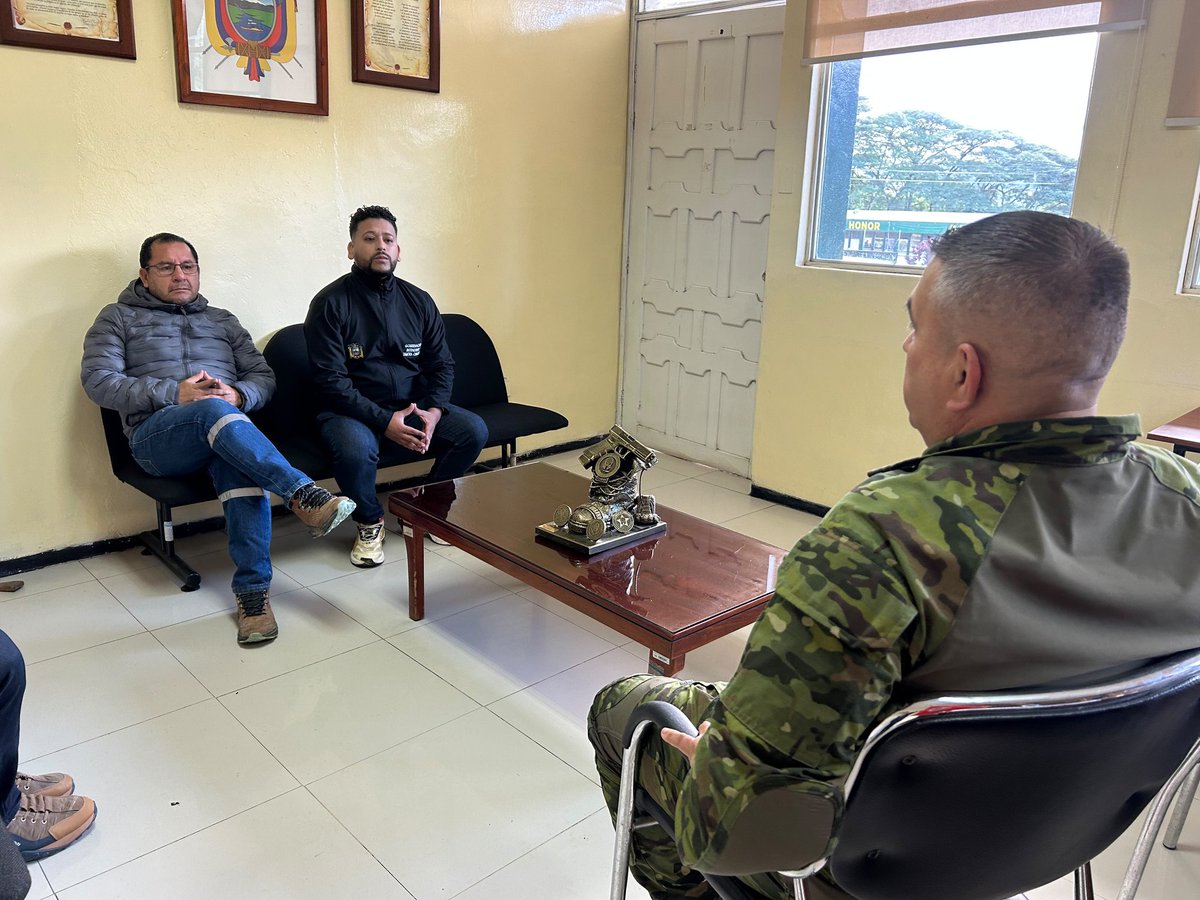 goberzamora's tweet photo. 📍 En el Batallón de Selva N.° 62 Zamora, el Intendente General de Policía, Lenin Bravo, junto al Coordinador Zonal de Gobierno, Pablo Mendieta y el Teniente Coronel Luis Granda, coordinan acciones para fortalecer la respuesta ante la emergencia: https://t.co/SxD5FOOuCW
