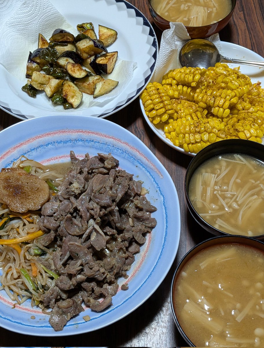 taberinak's tweet photo. #夜ごはん #おうちごはん
とうもろこし🌽は16等分にカットして素揚げ
茄子とピーマンも素揚げ
娘の好きなえのきの味噌汁
砂肝のアヒージョ炒め
ニラもやし炒め
少し時間の経ったとうもろこしは揚げると甘みが復活する感じ
旦那さんの実家にやっと九州旅行のお土産渡してきました
86歳で仕事してて元気 https://t.co/dWWROfH17P