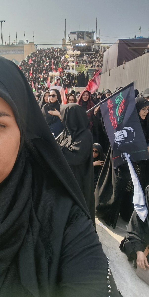 Mzamani_Gohar's tweet photo. آقا جان! چگونه بدرقه‌ات کنیم که شایستهٔ مقامت باشد؟ نه واژه‌ها توان وصف دارند و نه اشک‌ها تابِ این داغ را... فقط با مشت‌های گره‌کرده، چشمانی اشکبار و دلی سرشار از عشق و عهد 💔
#حی_علی_العزا https://t.co/XP9o1OYEnL