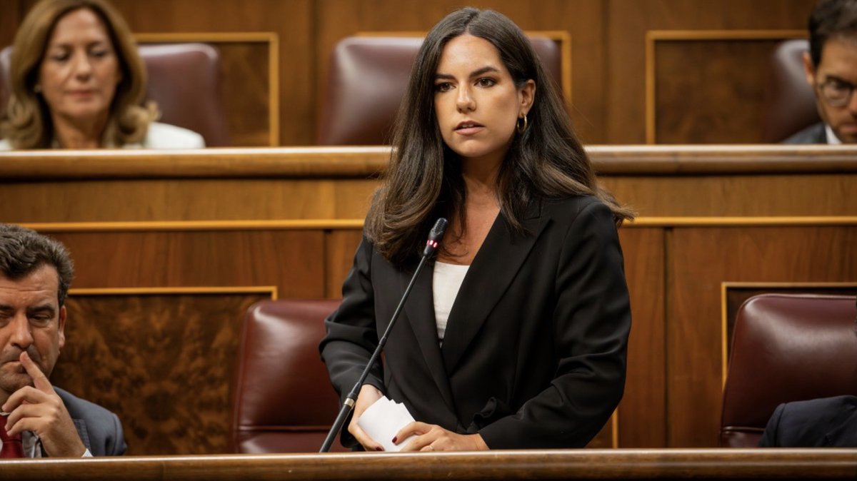 electodatos's tweet photo. ‼️🥦VOX pide reformar el Código Penal para los delincuentes de origen extranjero:

1⃣🛫Expulsión del delincuente.
2⃣Pérdida de la 🛂 nacionalidad.
3⃣🤝Acuerdos bilaterales para que cumplan las penas en las cárceles de sus países. https://t.co/hKCU7xtAzS