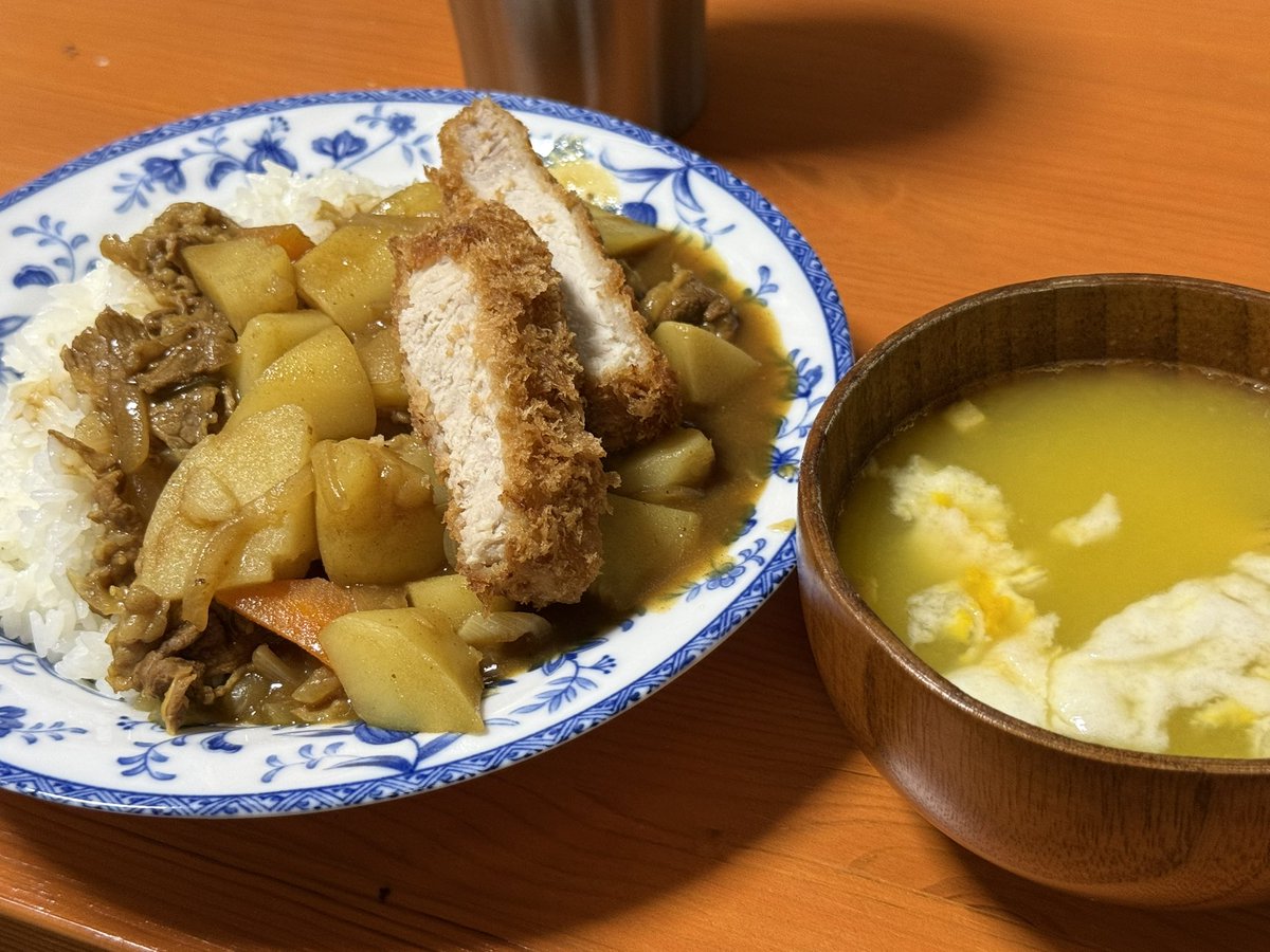 245mame's tweet photo. 同僚からジャガイモをたくさんもらったから久しぶりにカレーしばいてみた！
何とも芋芋しいカレーになった🍛
みわくんに食わせようか笑 https://t.co/gWugeqXKEB