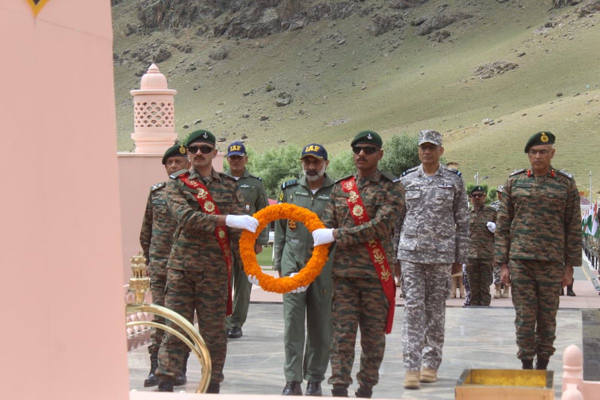 IAF_MCC's tweet photo. Honouring the heroes of #OperationVijay.

Air Chief Marshal AP Singh, Chief of the Air Staff, paid homage at the Kargil War Memorial, Dras, laying a wreath in solemn memory of the bravehearts who made the supreme sacrifice in service of the Nation.

During his forward area tour, the CAS also reviewed operational preparedness at Kargil Airfield and forward operational locations along the LoC and in Western Ladakh.

#Kargil #Bravehearts

@DefenceMinIndia @SpokespersonMoD 
@HQ_IDS_India
@adgpi
@indiannavy
@CareerinIAF