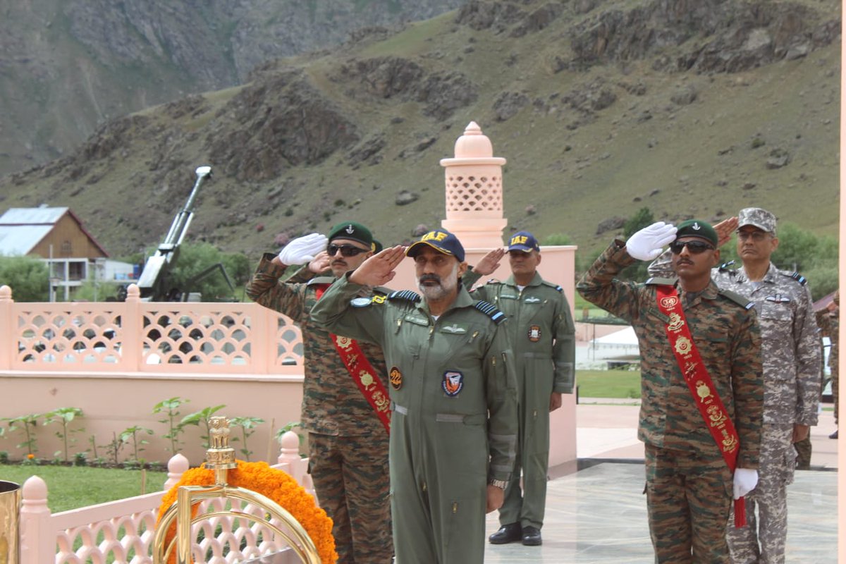 IAF_MCC's tweet photo. Honouring the heroes of #OperationVijay.

Air Chief Marshal AP Singh, Chief of the Air Staff, paid homage at the Kargil War Memorial, Dras, laying a wreath in solemn memory of the bravehearts who made the supreme sacrifice in service of the Nation.

During his forward area tour, the CAS also reviewed operational preparedness at Kargil Airfield and forward operational locations along the LoC and in Western Ladakh.

#Kargil #Bravehearts

@DefenceMinIndia @SpokespersonMoD 
@HQ_IDS_India
@adgpi
@indiannavy
@CareerinIAF