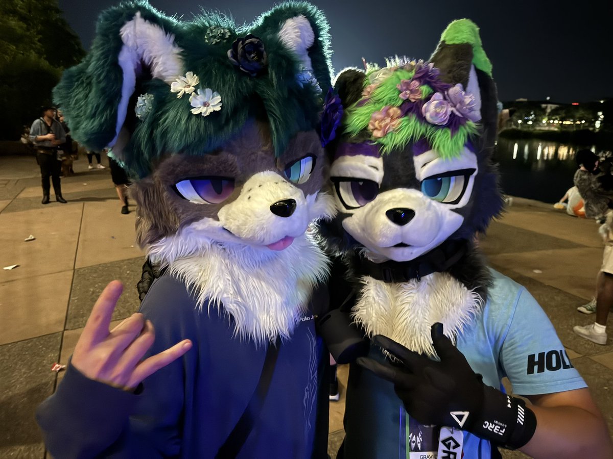 graviidywolf's tweet photo. Suit Sibling Twin @FrizkFur 💜💚 https://t.co/prz4rro9TI