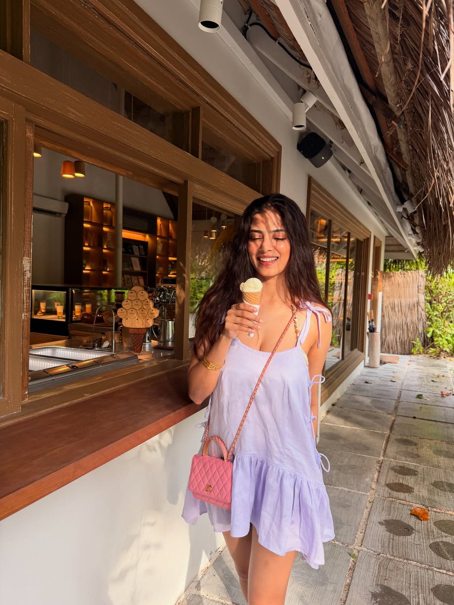 MangoKannadaOff's tweet photo. Vacation mode: ON, calories: forgotten. 🍦✨
Sunshine, sweet scoops, and endless smiles 

#MalvikaMohan #actresses #kannada #kannadaupdates #MangoKannada https://t.co/NdafOLaY5v