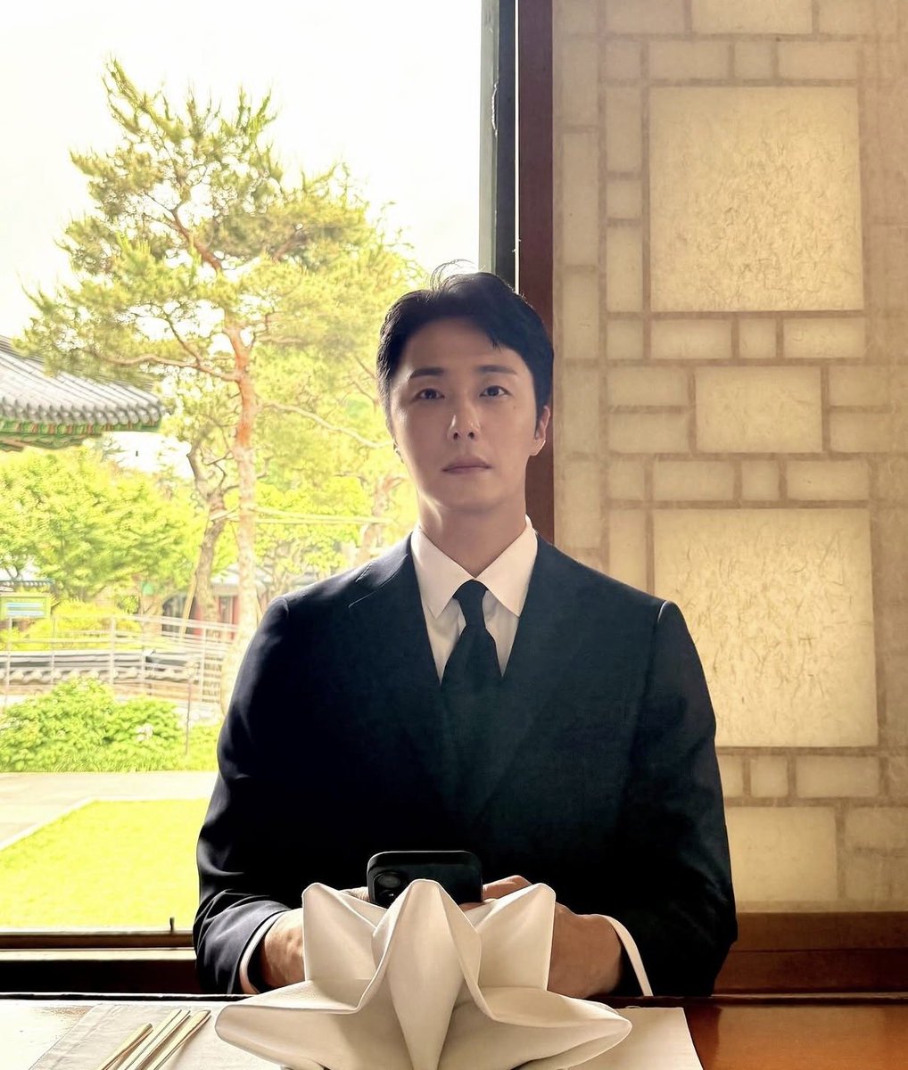tslamchda's tweet photo. 정일우는 스무 살에 거침없이 하이킥 오디션에 합격한 직후 절친 이민호와 강원도 여행을 가던 중 큰 교통사고를 당함

이민호는 허벅지뼈가 부러지는 중상을 입었고, 정일우 역시 뇌진탕과 뇌출혈을 겪으며 오랜 입원 생활을 해야 했음. 퇴원했을 때는 183cm 키에 몸무게가 52kg까지 빠졌을 정도였음

하지만 정일우는 거침없이 하이킥 윤호 배역을 놓치고 싶지 않아 몸이 완전히 회복되지 않은 상태로 촬영에 들어감. 골반 통증 때문에 발차기 장면 하나도 쉽지 않았지만 버티며 찍었고 스타가 됨

그런데 사고 7년 뒤 교통사고 후유증으로 뇌동맥류 진단을 받게 됨. 죽음에 대한 두려움이 커졌던 정일우는 산티아고 순례��을 걸으며 그 시간을 이겨냈고, 이후 현재를 즐기자는 마음으로 마인드셋을 함

이 모든 걸 이겨내고 지금까지 꾸준히 활동하는 것만으로도 정말 대단한 배우같음❤️