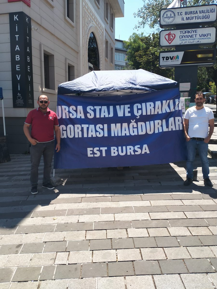 bursastajder's tweet photo. 📢 Bursa'da Mücadelemiz Kararlılıkla Devam Ediyor!

Bursa Çırak ve Staj Sigortası 
Mağdurları Derneği yönetimi olarak sahadayız. Stand çalışmalarımız kapsamında vatandaşlarımızla bir araya gelerek yaşadığımız mağduriyeti anlatıyor, 12 Temmuz Pazar günü gerçekleştireceğimiz basın açıklamamıza davette bulunuyoruz.

Dağıttığımız bildirilerle yıllardır çözüm bekleyen çırak ve staj mağdurlarının sesi olmaya devam ediyor, haklı davamızı daha geniş kitlelere ulaştırıyoruz. Gücümüz birlikteliğimizden, umudumuz ise haklı mücadelemizden geliyor.‼️

@Kadriye80409740
@CirakStajFED 
@CESURGZEL595758
@Sinaninan1655
@Ycelzme43552618
@VsHiranur

SGK Başlangıcı Hak
#StajyerçırakBursadaOlacak