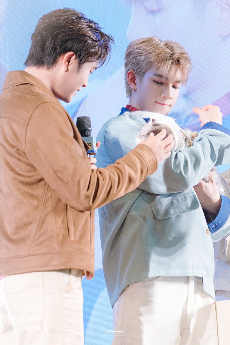 LM74btaaeok's tweet photo. ละมุนบอย 🩷☁️🐱✨️🫧
𑣲⋆ #Gemini_NT #Fourthnattawat #GeminiFourth

GEMINIFOURTH KKN PET EXPO
#NEKKOxGeminiFourthม่วนคักที่ขอนแก่น https://t.co/2jKPIKGsZt
