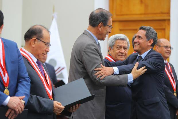 Xileone's tweet photo. Quién no recuerda que el pobre diablo de @MesiasGuevara era el chupamedias del patán y corrupto Martín Vizcarra. Era quien le organizaba el frente unido de gobernadores regionales para apoyar a Vizcarra y amenazar al Congreso fujimorista. https://t.co/SThwV6YbVu