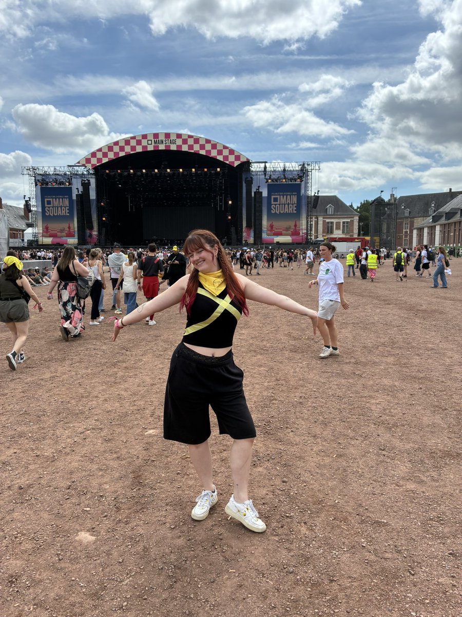piastrinc's tweet photo. silverstone cannot hurt me if i don’t acknowledge it #BreachTour @twentyonepilots https://t.co/xS5CaWfK4v
