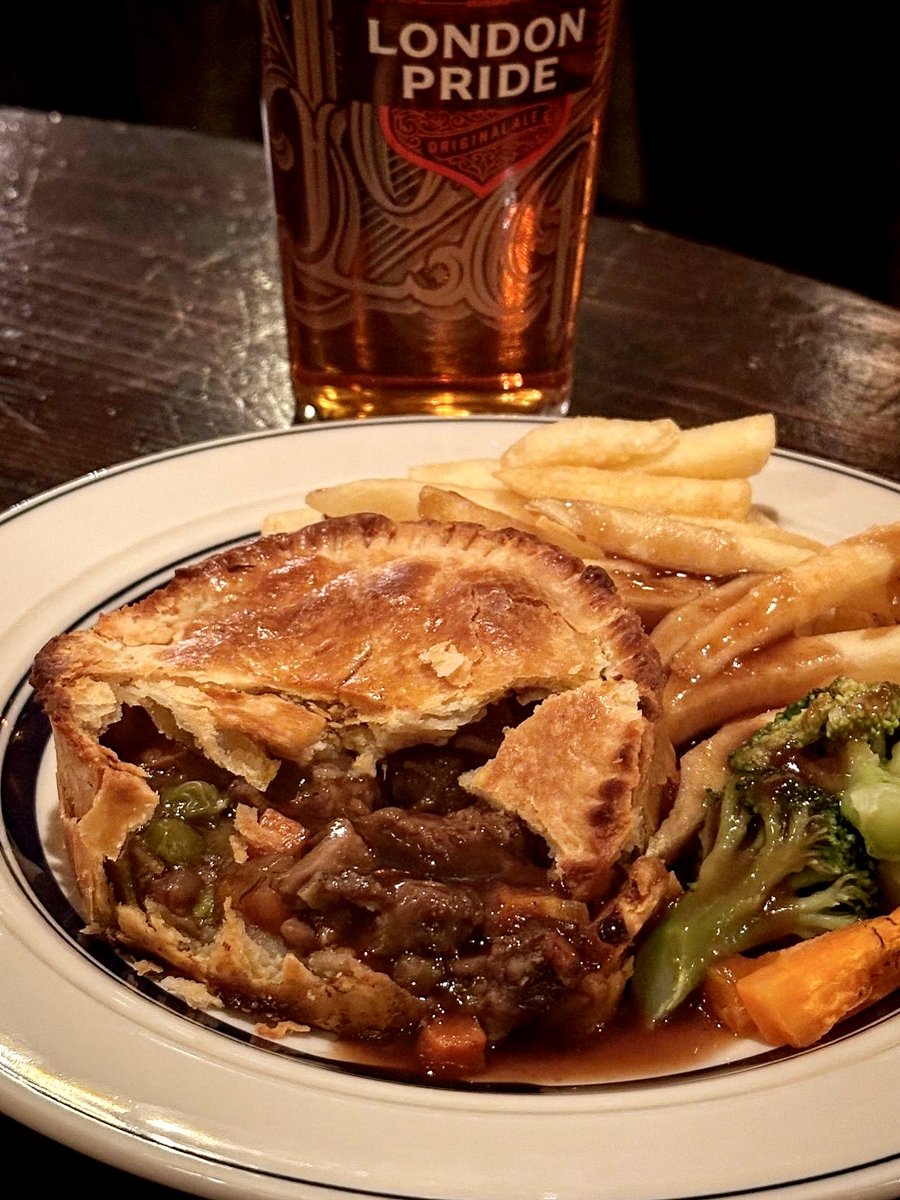 The_Old_Arrow's tweet photo. 明日から英国パイが「ステーキ&エールパイ」にスイッチします。
チキンパイと入れ替えながらやってますが、こちらも根強いファンがいます。
開業当時からの人気料理。
牛肉たっぷりジューシー&グレイビーなフィリングを英国のパイ生地で閉じ込めて焼きます。
これに合わせるのは英国スタイルのビールをおいて他にありません。
なんせフィリングの牛肉やマッシュルームを大量のイングリッシュエール「ロンドンプライド」を使って煮込んでますし！
酒好きための英国料理ですので。