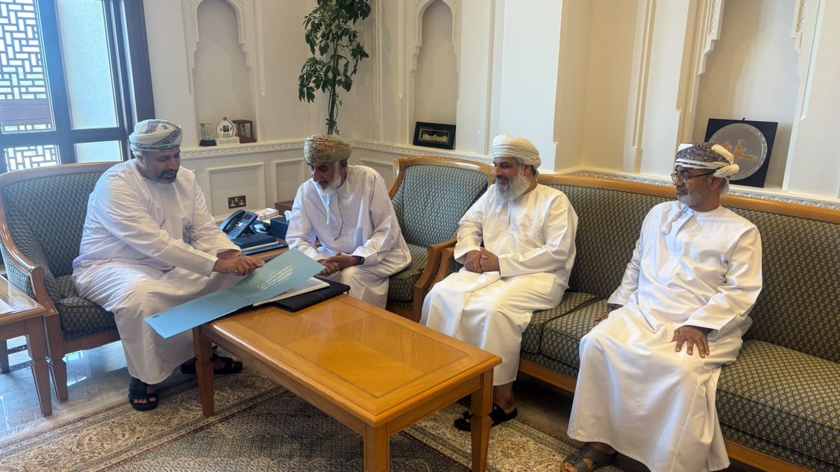 omanswater's tweet photo. في إطار التكامل بين المؤسسات الحكوميه وجمعيات المجتمع المدني التقى بعض أعضاء مجلس إدارة #الجمعيه_العمانية_للمياه بمعالي الأستاذ الدكتور محاد بن سعيد باعوين، وزير العمل
@Labour_OMAN
وناقش اللقاء تأهيل وتدريب المواطنين للعمل في قطاع المياه  والدور الذي يمكن أن تقوم به الجمعيه، حيث تم التطرق إلى إنشاء "وحدة القطاعات المهنية" للمياه على أن تتولى الجمعية إدارة هذه الوحدة، إضافة إلى بحث آليات تعيين الكوادر الوطنية في الجمعية عبر نظام دعم الأجور.

يُذكر أن معالي الوزير يُعد أحد الأعضاء الفاعلين في للجمعية، مما يعكس حرصه الدائم على دعم مسيرة التمكين المهني في هذا القطاع الحيوي.