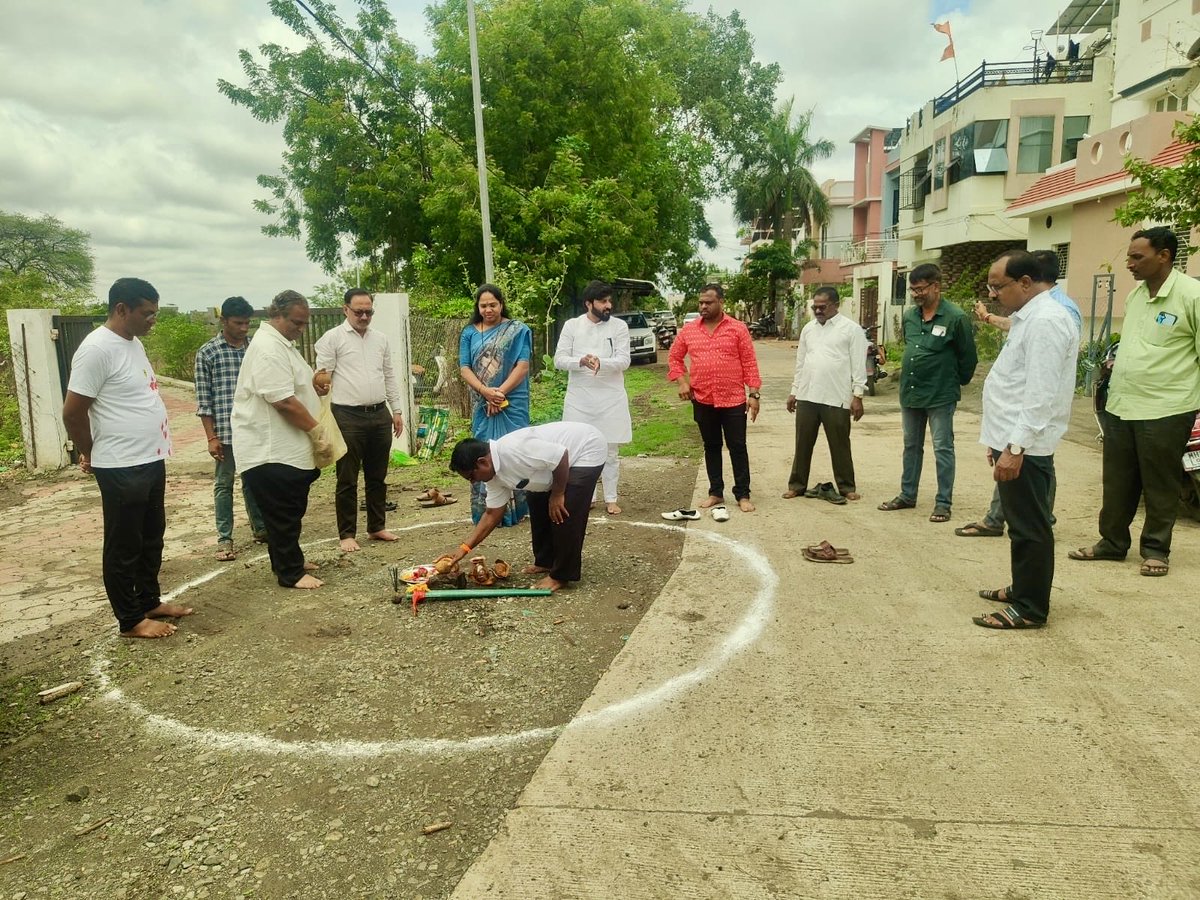 AnilKendle's tweet photo. वॉ.क्र.१० मधील विविध विकासकामांचे भूमिपूजन उत्साहात संपन्न. उपाध्यक्ष मा.श्री.राजू भाऊ भांदुर्गे, बांधकाम सभापती मा.श्री.राहुलजी तूपसांडे, वॉ.क्र.१० नगरसेविका सौ.माया ताई वाघमारे, वॉ.क्र.८ चे नगरसेवक मा.श्री.सतीशजी वानखेडे व स्थानिक नागरिक उपस्थित. https://t.co/hp3RGLh6WW