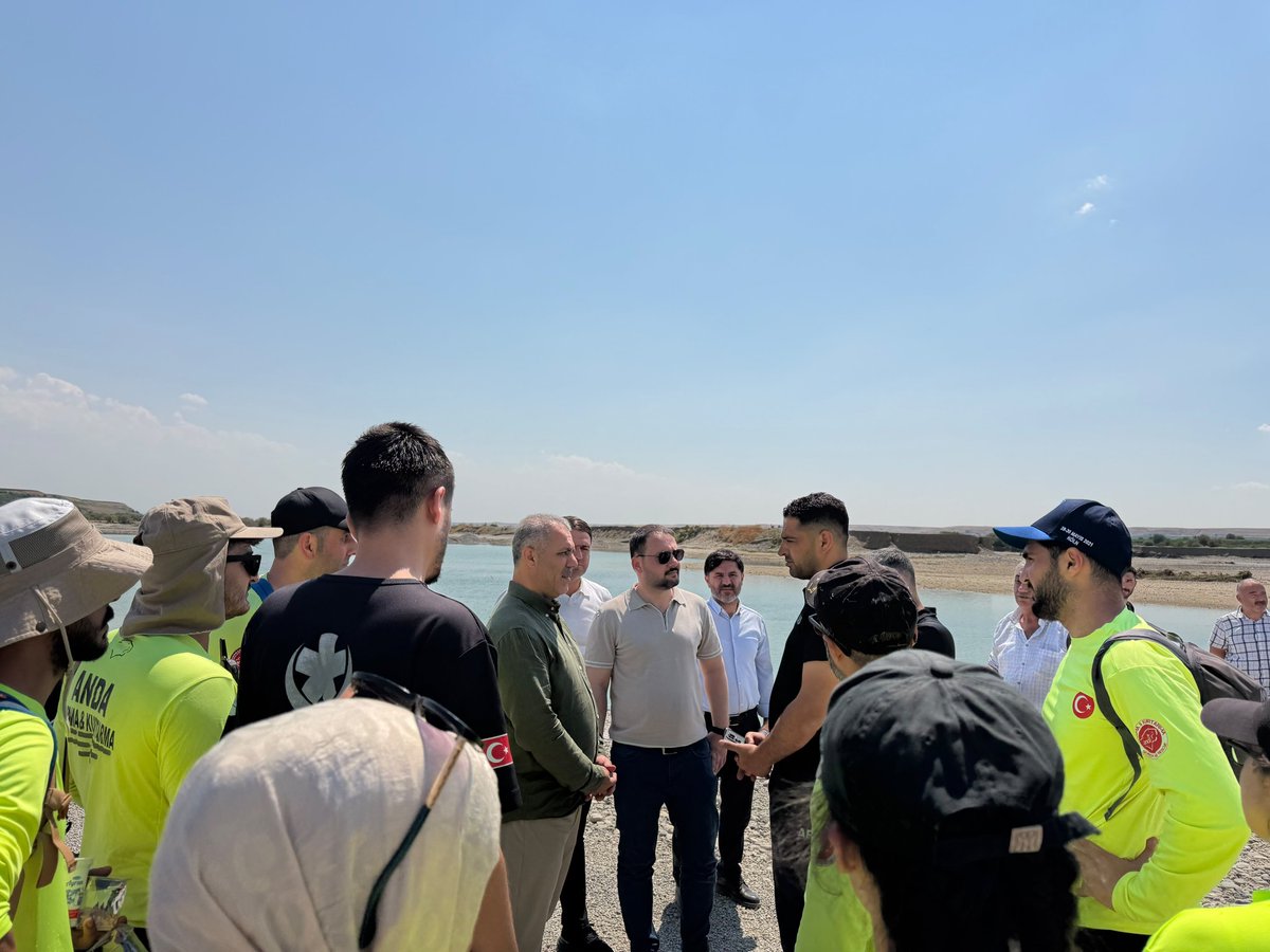 SansiHuseyin's tweet photo. Batman Çayı’nda kaybolan hemşehrimiz için yürütülen arama kurtarma çalışmalarını, AK Parti Batman İl Başkanlığı olarak ilk andan itibaren yakından takip ediyoruz.

İlgili kurumlarımızla koordinasyon içerisinde süreci hassasiyetle izliyor; sahada büyük bir özveriyle görev yapan AFAD, JAK, UMKE ve tüm arama kurtarma ekiplerimize kolaylıklar diliyoruz.

En büyük temennimiz hemşehrimizin sağ salim bulunmasıdır. Yüce Allah’tan kendisinden hayırlı haberler almayı niyaz ediyor, ailesine sabır ve metanet diliyoruz. Dualarımız kendisi ve ailesiyle birliktedir.