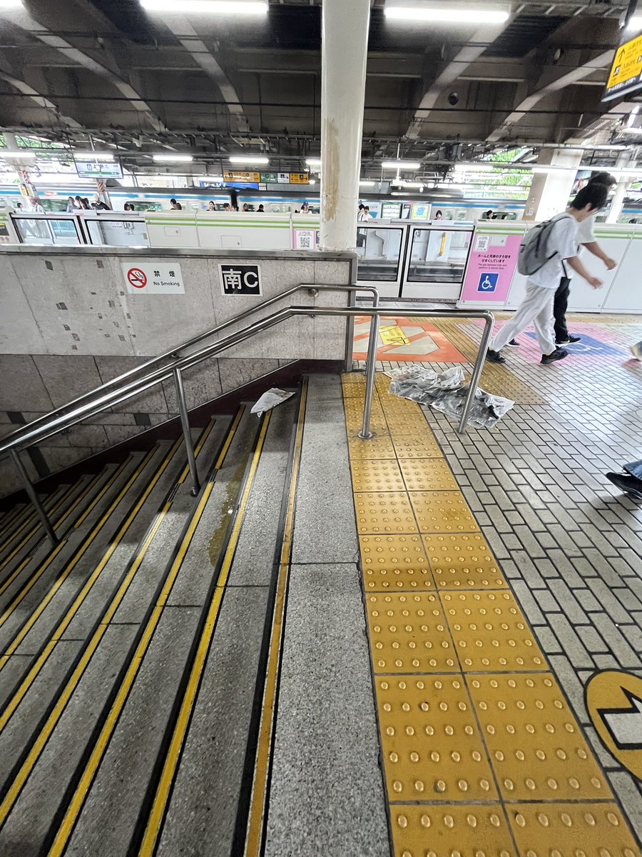 Chichibu_tetsu's tweet photo. ヨドバシ池袋うんこ騒動の1時間程前に上野駅山手線ホームで下痢脱糞事件が。
10mくらい離れても臭くてかなり厳しかった https://t.co/GWUTKzTBSx