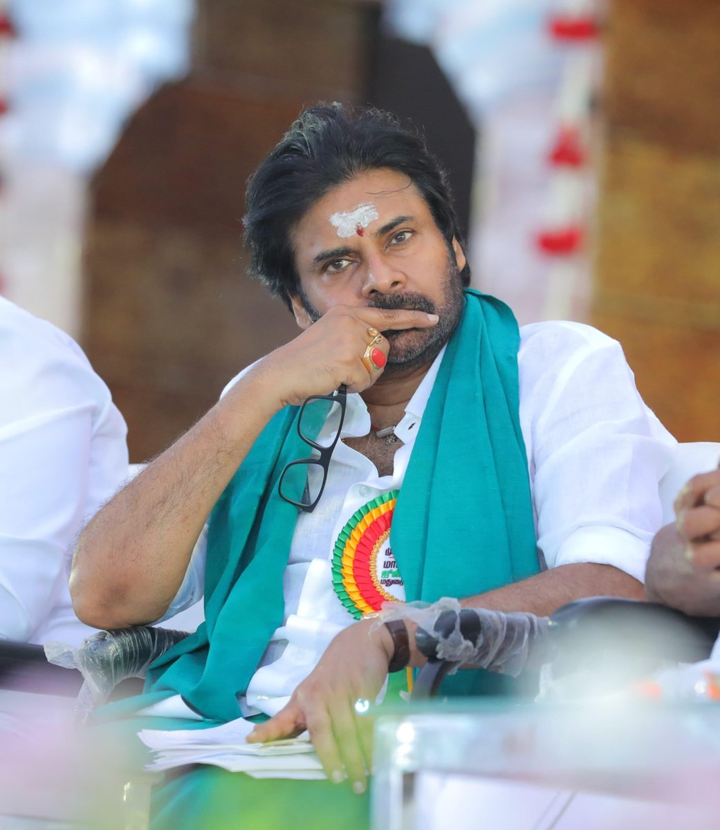 Kadirodu_Offl's tweet photo. 11 సీట్లకు పడిపోయినా .. జగన్ రెడ్డి విర్రవీగుతున్నది ఆ 40% ఓట్ బ్యాంకు చూసుకోనే ,

ఆ పర్మనెంట్ ఓట్ బ్యాంకు తో పాటు ఐదేళ్ళు తర్వాత ఆటోమాటిక్ గా ఏ ప్రభుత్వం పైన అయినా ప్రజల్లో అంతో ఇంతో అసంతృప్తి ఉంటది కాబట్టి ఆ అసంతృప్తుల ఓట్లు కూడా జగన్ కే దక్కితే , వాటితో పాటు కాపుల్లో అభద్రతాభావం ఏర్పడేలా చేసి తద్వారా కాపులను పవన్ కళ్యాణ్ నుంచి దూరం చేసి మరికొంత ఓట్ శాతం కూడదీసుకుని ఎలాగో మ్యాజిక్ ఫిగర్ దాటేస్తే తర్వాత ఆడతా ఒక ఆట అనేది వాడి కుట్ర !!

నేను పవన్ కళ్యాణ్ గారికి చెప్పేదేంటంటే ... 
బాస్ ఈ యూట్యూబర్లు , ప్రకాష్ రాజ్ , పేటియం పప్పీస్ , పక్క రాష్ట్రాల పింకీలు ... వీళ్ళది నీ రేంజ్ కాదు బాస్ నీ కాలికి అంటిన మురికి వీళ్ళంతా !!

జగన్ రెడ్డి బలుపు ఆ 40% ఓట్లు ఆ బలుపుని దించాలి .. 
అంటే ఆ ఓట్ బ్యాంకు ని చీల్చు లేదా కబ్జా చెయ్ .. 

దీని వలన నీకే చాలా రకాల బెనిఫిట్స్ ... మంచితనం ఉంటె , మంచి చేయాలన్న తపన ఉంటే చాలదు ...

కొంచం రాజకీయం కూడా చేయాలి ఆలోచించు @PawanKalyan !!