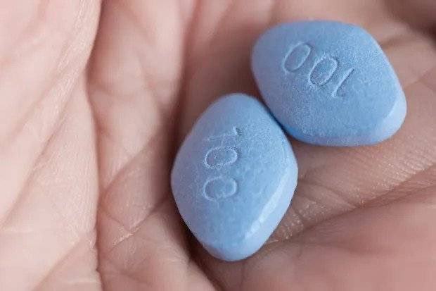Wutaigo's tweet photo. 💊英格兰国家队获准使用“伟哥（Viagra）”，备战与墨西哥的比赛！
据报道，在北京时间周一早上7点进行、对阵墨西哥的比赛中，英格兰国家队获准使用伟哥（Viagra，西地那非），目的并非大家熟知的用途，而是为了缓解高海拔环境带来的影响，帮助扩张血管，改善球员的氧气供应和呼吸效率。
原因在于，本场比赛将在📍阿兹特克体育场（Estadio Azteca，位于墨西哥城）举行，而该球场海拔高达2200米。
由于英格兰球员并不适应如此高海拔地区的气压和空气环境，队医因此允许球员使用具有扩张血管作用的伟哥，以帮助身体更好地适应低氧环境，降低因高原反应带来的不适。这种使用方式完全合法，也符合相关规定。
当然，如果往搞笑的方向想，大家第一时间想到伟哥的“那个用途”也很正常🤣。不过除了众所周知的作用之外，伟哥实际上还能降低肺动脉压力、改善肺部血液循环。不过……球员们还是记得把内裤穿紧一点吧🫣😂。
相关信息：
🔹 伟哥（Viagra）并未被世界反兴奋剂机构列入禁用药物名单。
🔹 研究发现，伟哥能够改善肺部血流，在高海拔环境下，有助于减轻因缺氧引起的疲劳、头晕等症状。
🔹 英格兰队计划向球员发放伟哥，以帮助他们更快适应墨西哥城的高海拔比赛环境。

英文原文摘要：🏴󠁧󠁢󠁥󠁮󠁧󠁿 英格兰球员可能获准使用伟哥，以帮助应对墨西哥城的高海拔环境，因为该药物并未列入世界反兴奋剂机构（WADA）的禁药名单。
研究表明，它可以通过改善肺部血液循环，减轻高海拔环境下的疲劳和头晕症状。
消息来源：《The Sun Football》。