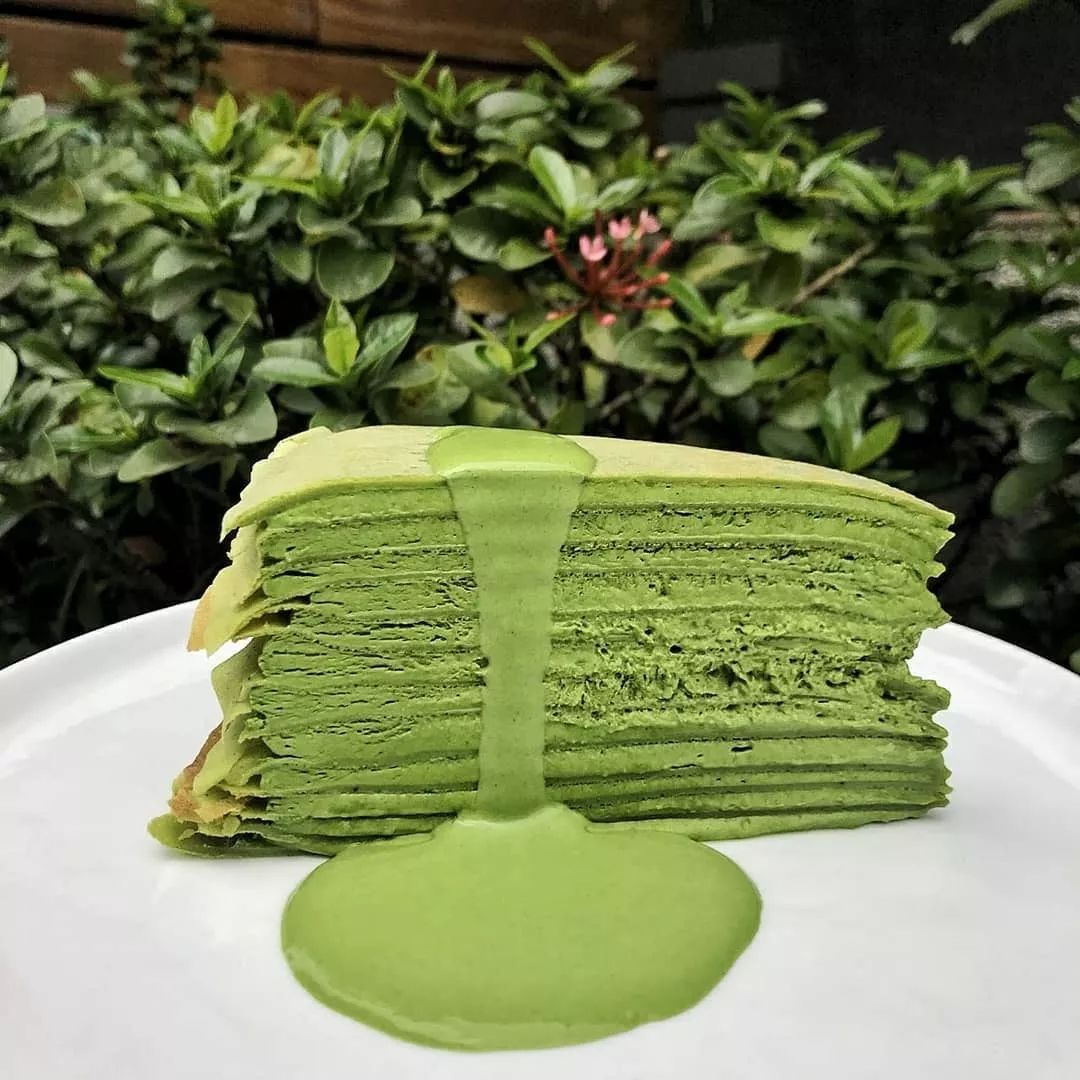 minimkco's tweet photo. Just passed my favorite snack stand—grab a pack of matcha rice cakes! Chewy, not too sweet, perfect midday pick-me-up for sharing with desk buddies https://t.co/a6IHZrpV7K