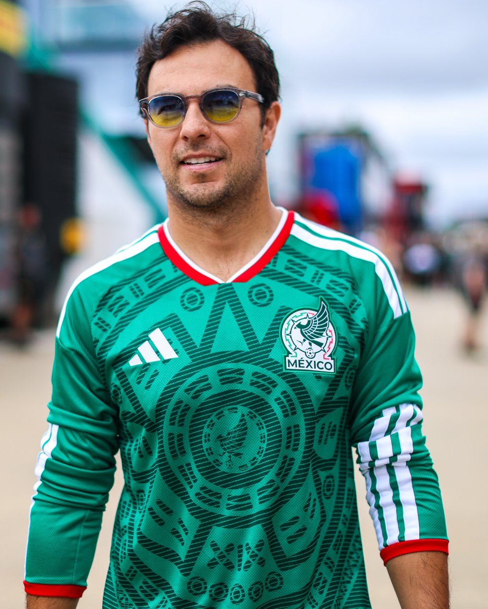 mexicogp's tweet photo. ¡Vamos México! Sergio Pérez se puso la verde para apoyar a la Selección Nacional. 🔥 🇲🇽

Hoy todos apoyamos a #El11QueNosUne. 💪🏻

#Formula1 #BretañaGP https://t.co/UIH1ZO4Z42
