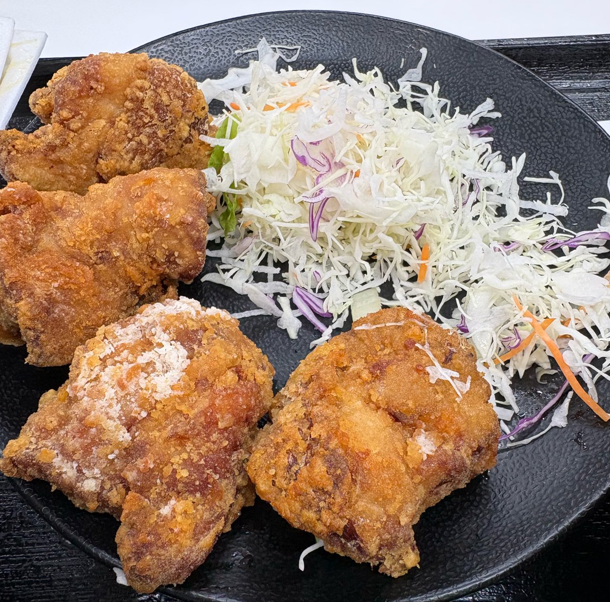 kiraboshi_110's tweet photo. 吉野家の唐揚げ美味しかったよなーと思って昨日食べに行ったけど、こんなに竜田揚げみたいなビジュアルだったっけ…？ https://t.co/nGYMEJOeNk