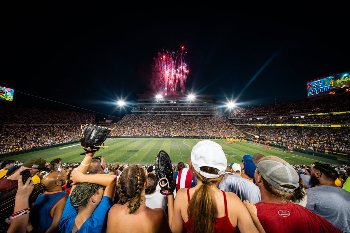 TheSavBananas's tweet photo. Back to back sold out nights at Kinnick Stadium on Fourth of July weekend had sparks flying🎇

Each night 70,000 fans participated in the best tradition in sports, the wave to the University of Iowa Children’s Hospital. 

We were joined by a trio of Hawkeye legends: Super Bowl Champion Dallas Clark, Quarterback Brad Banks, and Olympic Medalist Spencer Lee!

Thank you to each and every fan who made this weekend extra special. We'll be sure to keep waving on our way out!👋💛