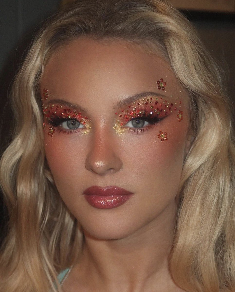 venusjmi's tweet photo. My fav is when Sophia puts the rhinestones down in the shape of a pretty flower/butterfly like ohhhh https://t.co/HfLXvndsGo