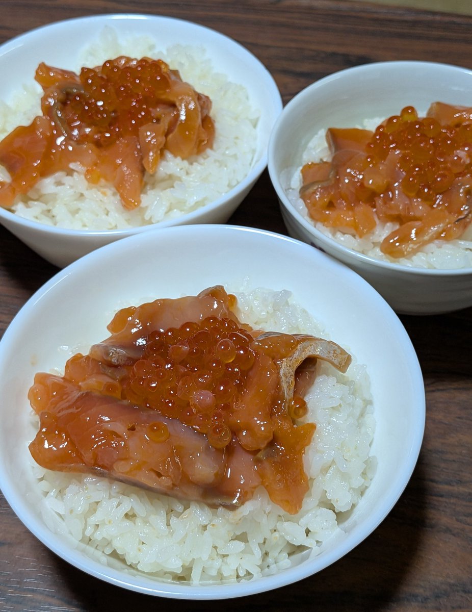 taberinak's tweet photo. #朝ごはん #おうちごはん
先日届いた姪っ子の内祝いのん
まだサーモン漬けとイクラがあったのでご飯炊いて朝から豪華に✨️
ネギはプランターから収穫して刻みました
フリーズドライのお味噌汁
最近のは具沢山ですごく綺麗に戻って？おいしい🙆‍♀️

娘と二人で夕食の後ウォーキング🚶🚶
やっぱり暑い🫠 https://t.co/lDfFwiLDv5
