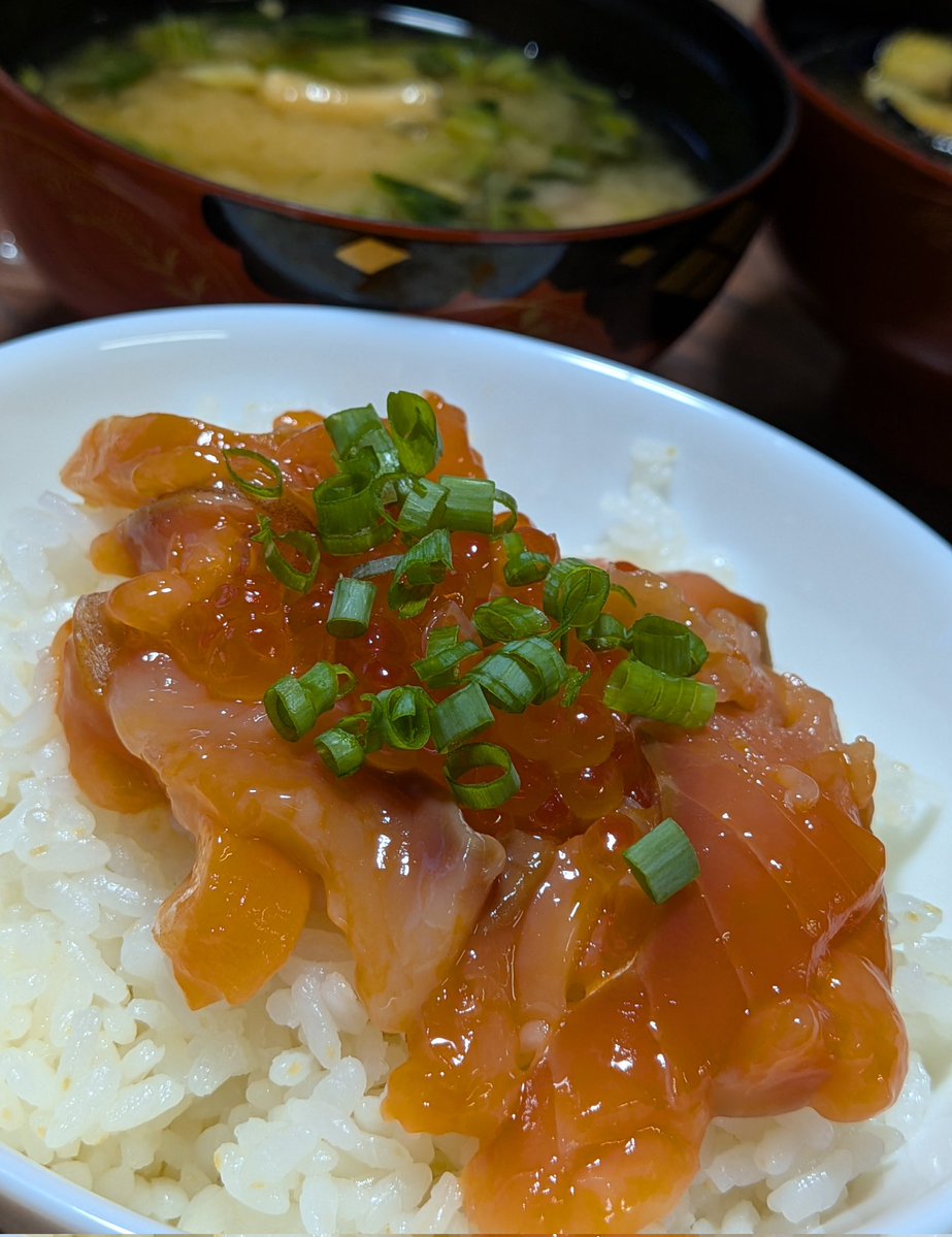 taberinak's tweet photo. #朝ごはん #おうちごはん
先日届いた姪っ子の内祝いのん
まだサーモン漬けとイクラがあったのでご飯炊いて朝から豪華に✨️
ネギはプランターから収穫して刻みました
フリーズドライのお味噌汁
最近のは具沢山ですごく綺麗に戻って？おいしい🙆‍♀️

娘と二人で夕食の後ウォーキング🚶🚶
やっぱり暑い🫠 https://t.co/lDfFwiLDv5