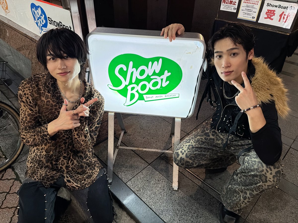 VANTHM_official's tweet photo. dowa music japan pre.「缶 of BEER vol.15」
～なごみの会～
ありがとうございました🍻

怒和さん復活おめでとうございます🎤
FOXY一緒に盛り上がってくれたみんなありがとう🦊

👇🏻次のLIVEはこちら👇🏻

FULL OUT!!

7/8（水）
SHIBUYA DESEO

▶出演 : 18:50~19:10
▶︎物販 : 20:15~21:45 https://t.co/t8WKC6YEla