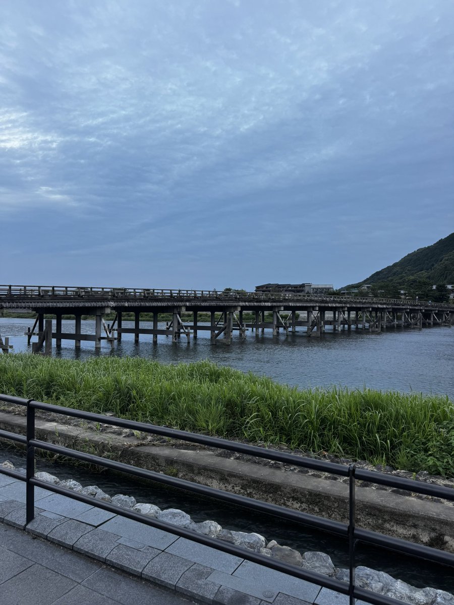 taigaucch1da's tweet photo. IVS京都のスタートアップマーケットに出展しました！7/1-7/3の3日間、日本中のスタートアップ関係者が集まり、熱気に包まれてて、刺激的で最高に楽しかったです！！

3日間喋るのに集中しすぎて、写真撮るの忘れすぎてて、写真全くないw

なので、ANOBAKAの原さんが撮ってくれた写真お借ります笑

昨年は、スタートアップ界隈に知り合いなどほぼおらずで、観る側でしかなく、寂しく1人でまわってました。（サイドイベントの文化も知らずだったので、まじで本会場でノラで話しかけるのみ）

という背景もあったので、それから1年後に出展してるの凄くね！って！素直に嬉しい気持ちでいっぱいでした。たくさんの新しい出会いがあって、来て良かったなと思いました。

去年のIVSでの出会いが今回の資金調達に繋がったというのもあり、大切なイベントでした。

まあでも、こっからなので！！直向きに起業家として、事業に向き合い、会社を伸ばしていきます！
　
最終日に、メンバーの皆んなで深夜にスタートアップについて語り合いながら、辿り着いた嵐山の渡月橋の景色は忘れませ
ん！

最高に楽しかった！みんなありがとう！！
#ivs #ivs2026