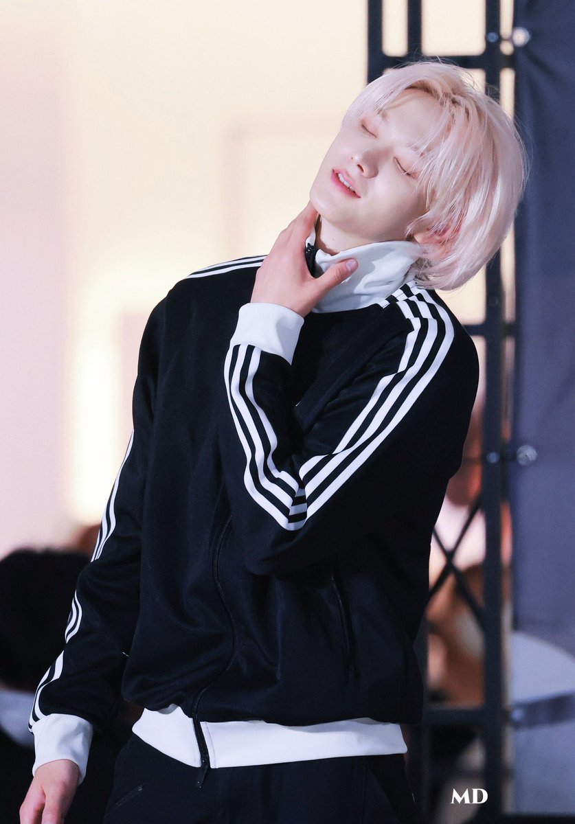 sunghuu2's tweet photo. 무슨 일이 일어나고있나요? https://t.co/VH18qkEuEa