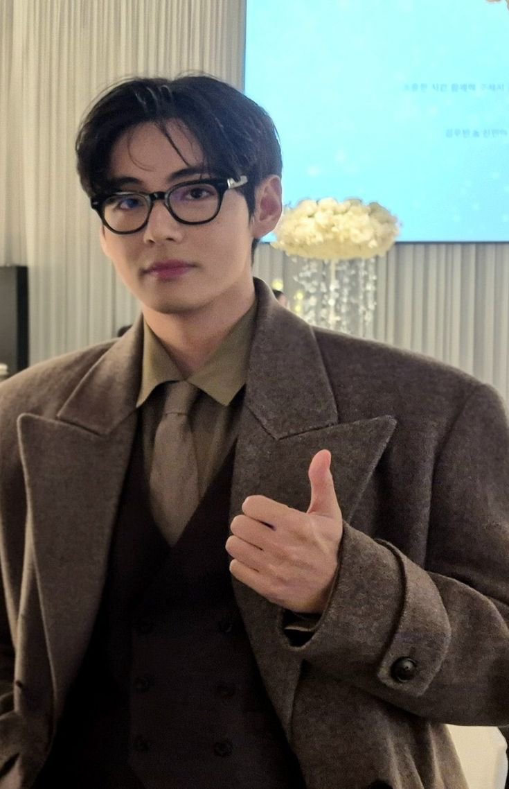 goorrendo's tweet photo. taehyung clark kent https://t.co/KwBn9Ti8MC