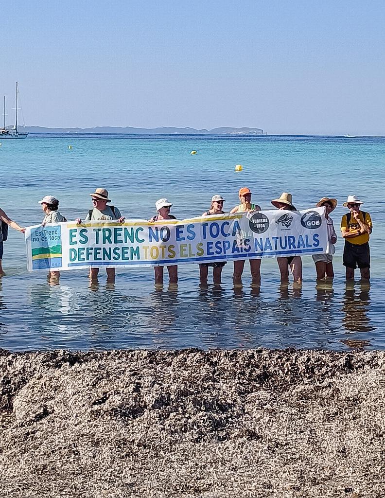 MargaFronteraB's tweet photo. 10.000 persones ens hem mullat avui per evitar que els quatre 🤑🤑 de sempre ens venguin el paradís per omplir les seves butxaques. 
Es Trenc no es ven, Mallorca no es ven! 💪 https://t.co/wElARtRBmF
