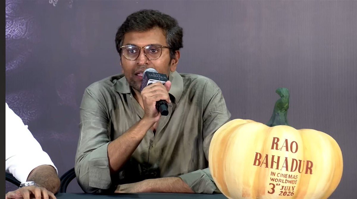 BhanuPK292's tweet photo. Ante kusuma gadu chanipoye mundhu pumpkin seeds tineyadam valla dani tharuvatha vaadini poodichesaka adhi chettu la ayyi ramappa room loki raavadam😭🙌

Villu malli promotions lo pumpkin ni pettadam 🫡
#RaoBahadur https://t.co/asTAblFRCC