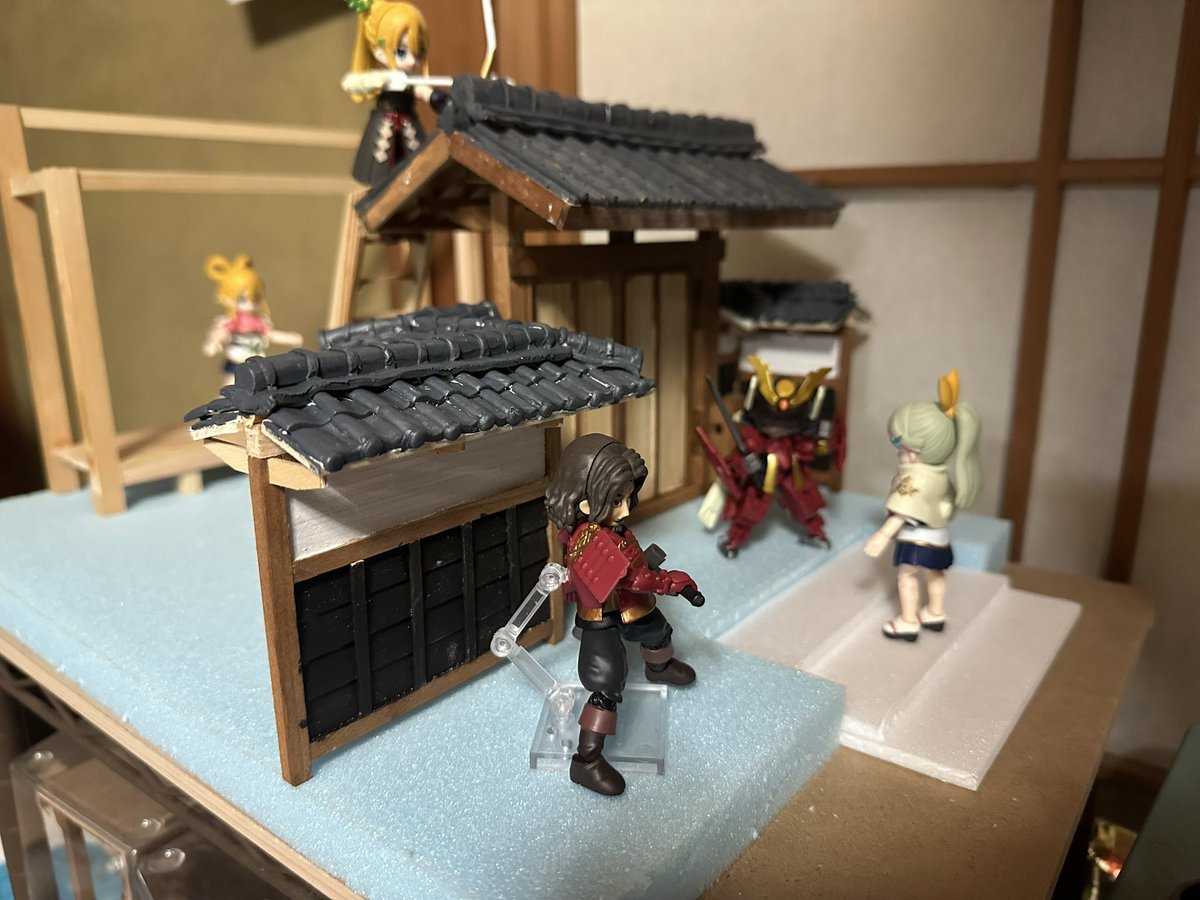 Girdion's tweet photo. いつもの門を30×45のジオラマにしていく！
縁側のところ屋根つけないといけないから…もしかして…これって屋根瓦を数百枚作らないかんのじゃない！？ https://t.co/EUPUbxAuKc