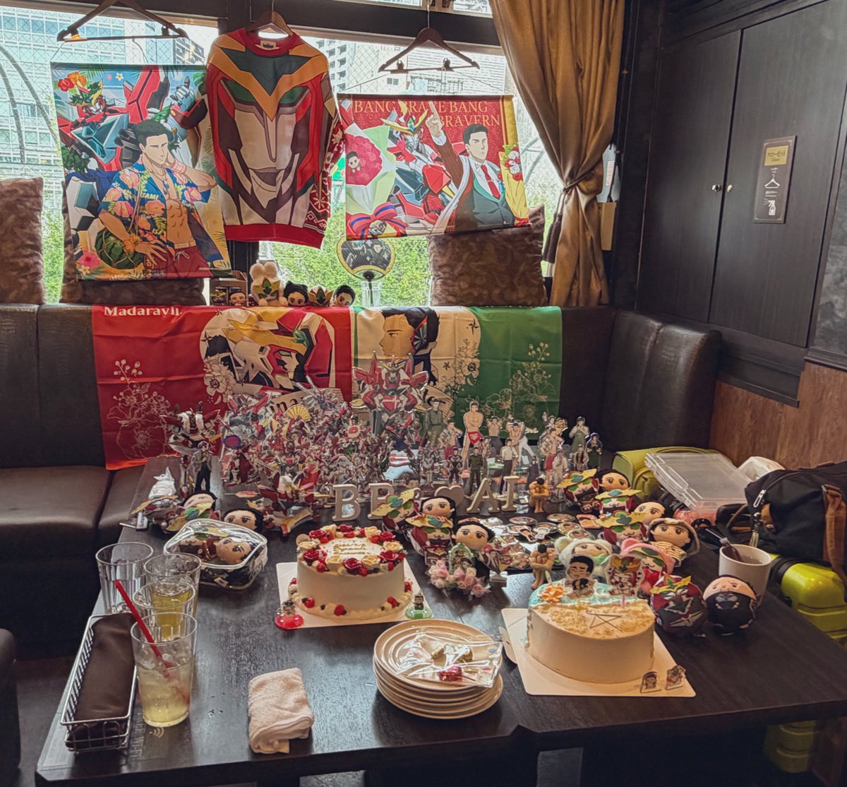 Ykmn_by's tweet photo. 圧巻のグッズたちでほんとブレイサすごいな🥰見返すだけでほくほく。企画本当にありがとうございます。 https://t.co/iWiU0yJ7n7