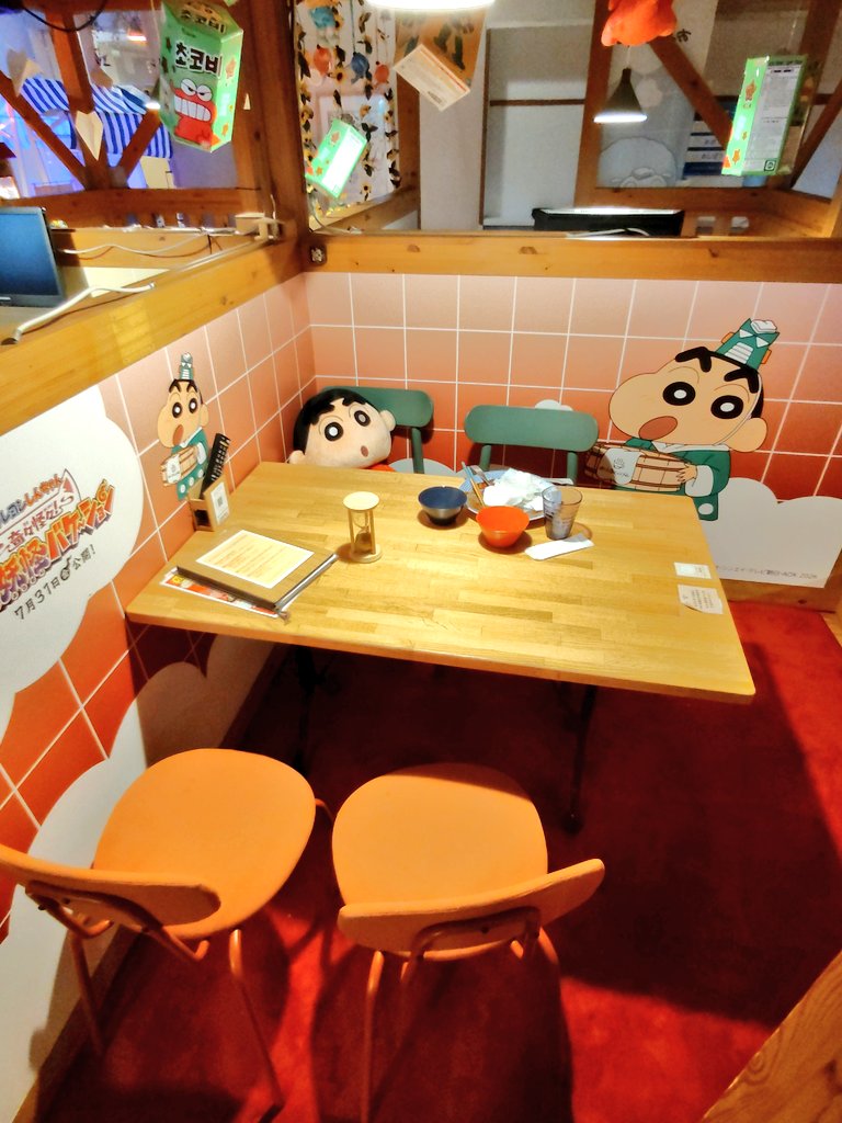 Tanaka4008's tweet photo. カフェの個室がしんちゃんちの部屋みたいになってちゃんとご本人たちも居て一緒に食べれるとかたまらんすな…( ´Д｀)=3
天井に浮いてるのも芸が細かい♡ https://t.co/lm3ZkIrFxb
