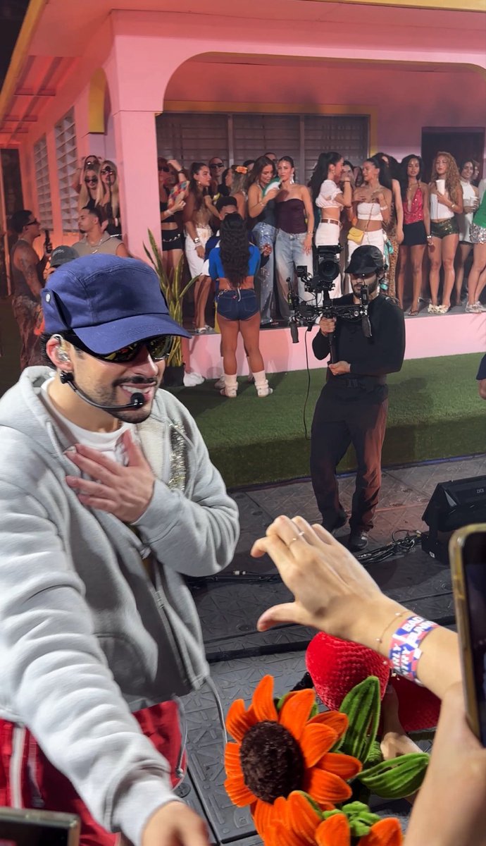 luarigrande's tweet photo. Helloo 
Quelqu’un a une place en trop ou quoi pour Bad Bunny ce soir ?
Merci 🙏 https://t.co/oA2DOx2Ieo