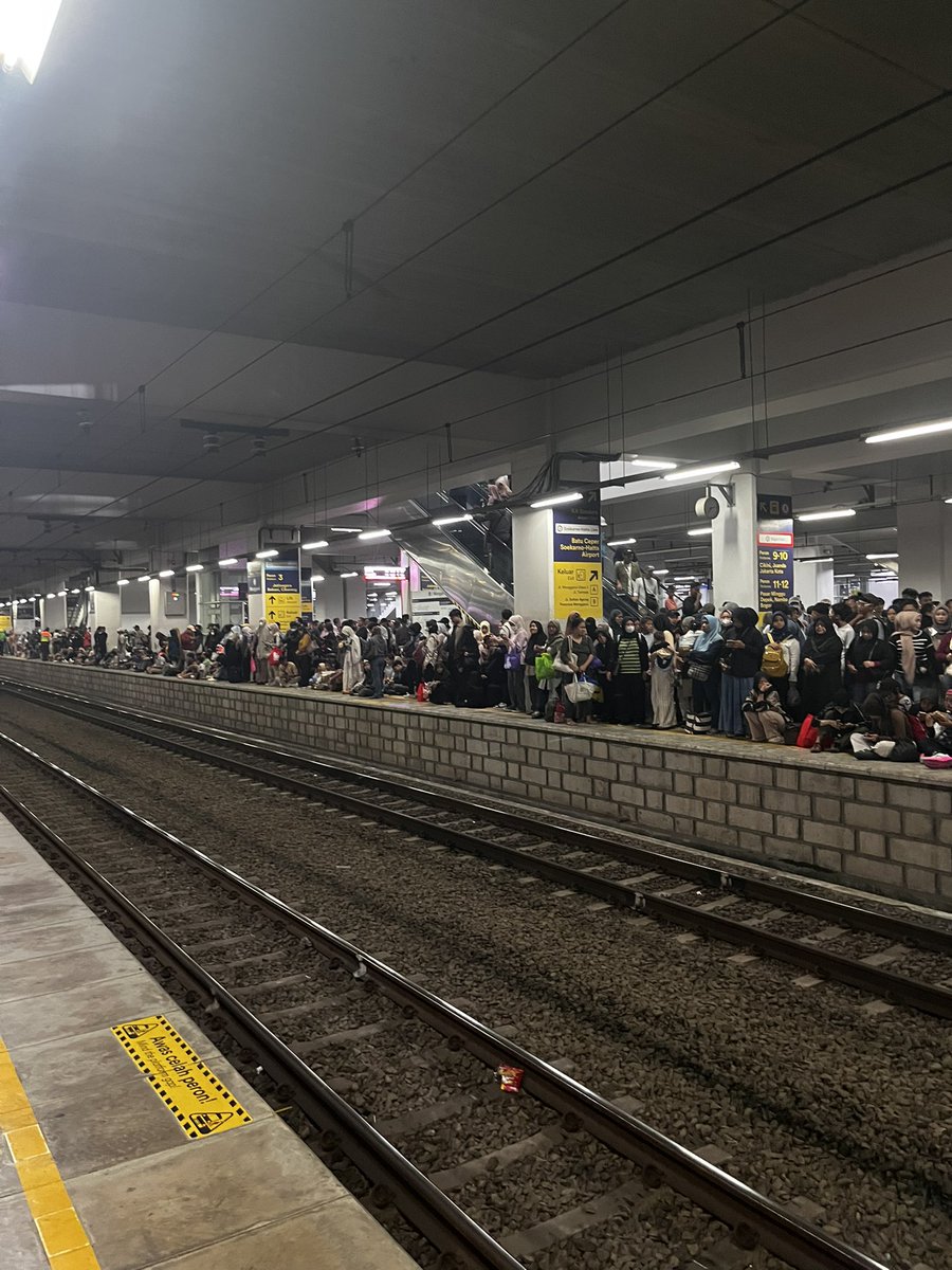 exebluu's tweet photo. sebagai warga jkt ak mnyerah,ni ak klo kerja tim naik krl udah gila deh https://t.co/rkSeqhrVWr