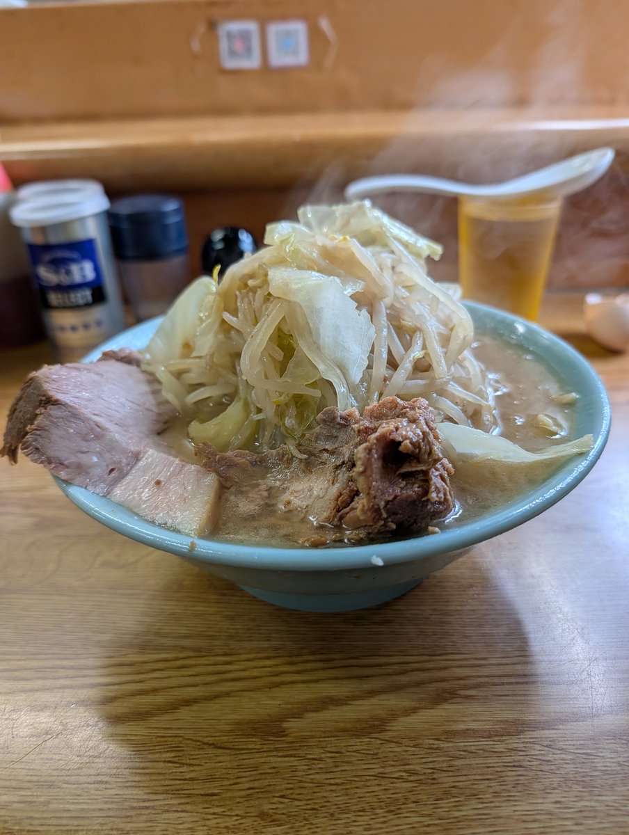 metabonian's tweet photo. ラーメンそら＠上福岡

ラー半硬味薄脂少＋ｻｰﾋﾞｽ🥚

1週間ぶりのそら。
今日の🐷はいつも以上に岩。
🐷にかぶりつくと口に広がるカエシ。
ゴワゴワ麺の噛み応えはここが1番。
クタ野菜が代えがたい味。

いつも美味しい1杯有難うございます。
また行きます。🙏 https://t.co/q3i6A6bP69