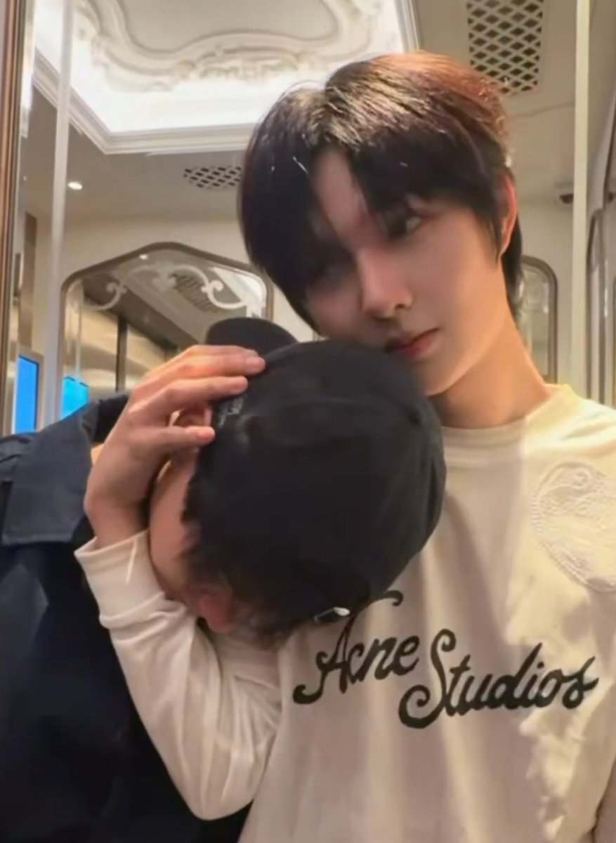 flowerknows614's tweet photo. @Chamook1919 ช็อตนี้ไม่ไหวจริง ๆ เข้าใจดีทุกอย่าง😭

#KNPvloginMacao https://t.co/e9GYCXLzQc