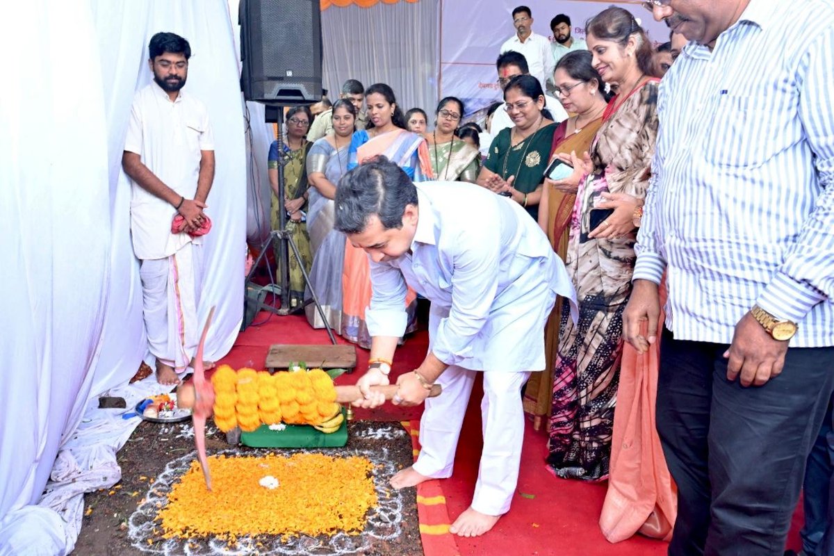 NiteshNRane's tweet photo. देवगड शहरात शासकीय जागेवर पर्यटन केंद्र विकसित करण्यात येणार आहे. या पर्यटन केंद्राचा भूमिपूजन सोहळा आज पार पडला. हे आधुनिक पर्यटन केंद्र एका वर्षाच्या कालावधीत विकसित करण्याचा मानस असून, पर्यटकांसाठी दर्जेदार आणि सर्वसमावेशक सुविधा उपलब्ध करून दिल्या जातील.

या पर्यटन केंद्राच्या तळमजल्यावर चारचाकी व दुचाकी वाहनांसाठी प्रशस्त पार्किंगची व्यवस्था करण्यात येणार आहे. पहिल्या मजल्यावर सुमारे ४५० ते ५०० प्रेक्षक क्षमता असलेले आधुनिक सभागृह तसेच सुसज्ज कला दालन उभारण्यात येणार असून विविध सांस्कृतिक, शासकीय व सामाजिक कार्यक्रमांसाठी ही सुविधा उपलब्ध होणार आहे. भविष्यातील विस्तार योजनेअंतर्गत दुसऱ्या मजल्यावर वॅक्स म्युझियम, तर तिसऱ्या मजल्यावर म्युझिक लायब्ररी आणि पत्रकार भवन विकसित करण्याचा प्रस्ताव आहे. यामुळे पर्यटनाबरोबरच सांस्कृतिक, शैक्षणिक आणि माहिती क्षेत्रालाही चालना मिळणार आहे.

प्रकल्पामध्ये स्त्री-पुरुषांसाठी स्वतंत्र स्वच्छतागृहे, आधुनिक फर्निचर, ध्वनी व्यवस्था, पाणीपुरवठा, अंतर्गत व बाह्य विद्युत व्यवस्था, संरक्षक भिंत, भूखंड सुधारणा आणि आकर्षक परिसर सुशोभीकरणाची कामेही करण्यात येणार आहेत. या प्रकल्पामुळे देवगडच्या पर्यटन क्षेत्राला नवी उंची मिळून स्थानिकांना रोजगाराच्या दालने खुली होणार आहे.

देवगड शहराचा सर्वांगीण आणि नियोजनबद्ध विकास करण्यासाठी पालकमंत्री म्हणून कटिबद्ध असून, विकासकामांसाठी निधीची कोणतीही कमतरता भासू दिली जाणार नाही. देवगड-जामसंडे शहराला आदर्श शहर म्हणून विकसित करण्याच्या दृष्टीने भव्य नाट्यगृह, आधुनिक पर्यटन केंद्र, पर्यावरणपूरक पर्यटन प्रकल्प तसेच पंचतारांकित हॉटेल उभारणीसाठी शासन प्रयत्नशील असल्याचे प्रतिपादन यावेळी केले.

या कार्यक्रमास जिल्हा परिषद अध्यक्ष प्रमोद कामत, जिल्हाधिकारी तृप्ती धोडमिसे, देवगड जामसंडेच्या नगराध्यक्षा साक्षी प्रभू, उपनगराध्यक्षा श्रीमती सावंत, सार्वजनिक बांधकाम मंडळ, सिंधुदुर्गचे अधीक्षक अभियंता दिनेशकुमार बागुल, प्र. उपविभागीय अभियंता शैलेश मोरस्कर व सहायक अभियंता प्रणव देसाई उपस्थित होते.

@CMOMaharashtra @Dev_Fadnavis