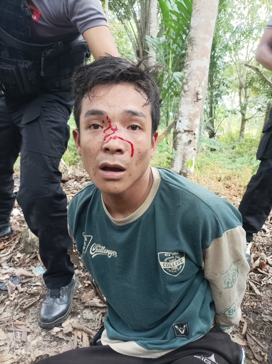 KING_RAJA_PWS_'s tweet photo. Tim gabungan Satresnarkoba bersama Polda Kalimantan Tengah, Polairud, Kodim 1019/ Ktg, Basarnas dan masyarakat, pada hari Minggu 5 Juli 2026, terus melakukan pencaharian terhadap 1 (orang) personel Satresnarkoba Kantingan yang hilang pada aksi perlawanan massa jaringan pengedar narkoba, yang menyebabkan 2 (orang) personel anggota gugur (1 orang ditemukan pada hari Sabtu 4 Juli 2026, dalam keadaan sudah meninggal).

Pencarian dengan menggunakan 3 (tiga) unit perahu karet, 8 (delapan) unit kapal ces kecil, menyusuri sungai, hutan di pinggiran sungai, dan diperluas ke pasar Desa Samba, Kec. Katingan Tengah.

Akhirnya, 1 (satu) personel anggota Satresnarkoba Katingan, dengan pangkat Aiptu di temukan di sungai Desa Rantau Asem, sudah dalam keadaan tidak bernyawa, yang kemuadian diangkut menggunakan ambulance, menuju Rs Bhayangkara Palangkaraya. Dengan demikian 2 (dua) personel anggota Satresnarkoba yang hilang, sudah di temukan semua.

Dalam kegiatan tersebut, tim kepolisian terus melakukan pencarian dan memburu terduga pelaku pembunuhan yang menyebabkan 3 anggota Satresnarkoba Katingan gugur.

Terduga pelaku akhirnya di temukan dan ditangkap di rumah sebelum desa Tumbang Kelemei, setelah dilakukan penyelidikan agar tidak salah sasaran. 

Dalam kegiatan penangkapan tersebut, Tim mengamankan pelaku beserta barang bukti berupa 1 (satu) buah parang (mandau), dan kemudian diserahkan pada Penyidik Satreskrim Polres Katingan, untuk melakukan pemeriksaan dalam memastikan kebenarannya.