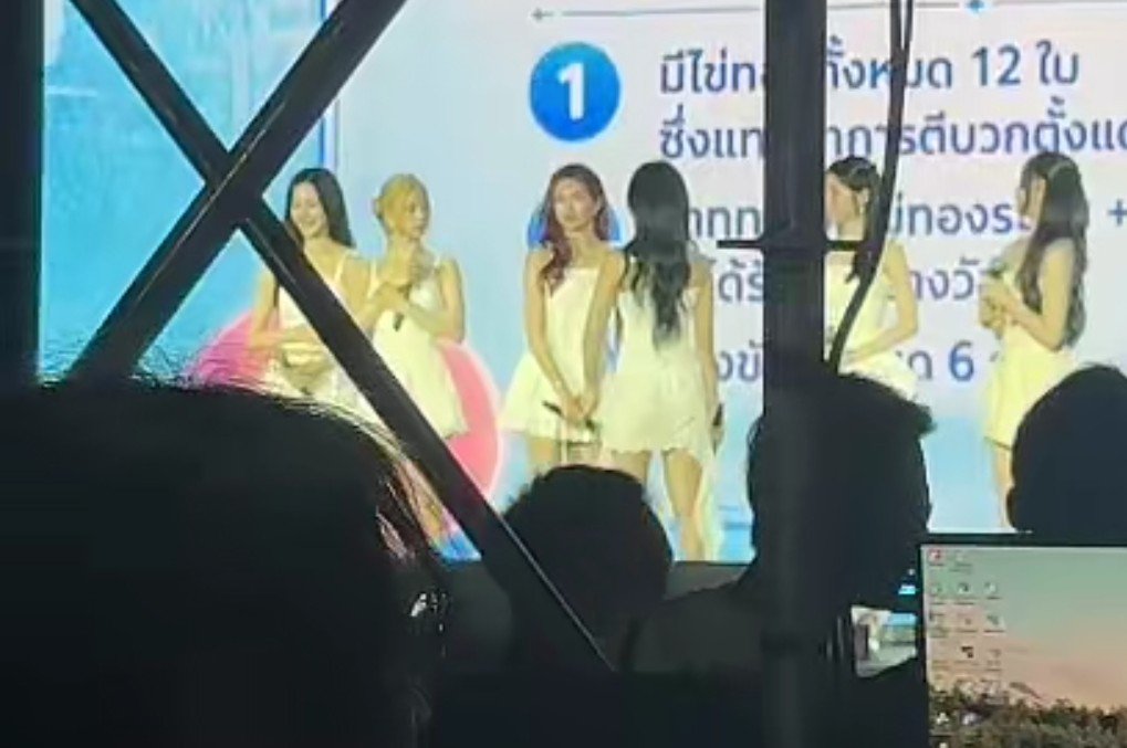 ahycentric's tweet photo. chiyeon holding hands, chiyeon talking, chiquita fixing ahyeon's hair, ahyeon leaning closer to chiquita 🤭

#BABYMONSTERxRAGNAROK
#AHYEON #CHIQUITA https://t.co/YeYZVobluy