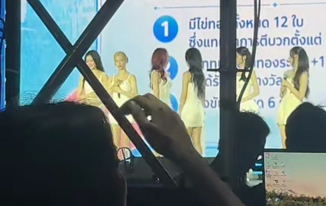ahycentric's tweet photo. chiyeon holding hands, chiyeon talking, chiquita fixing ahyeon's hair, ahyeon leaning closer to chiquita 🤭

#BABYMONSTERxRAGNAROK
#AHYEON #CHIQUITA https://t.co/YeYZVobluy