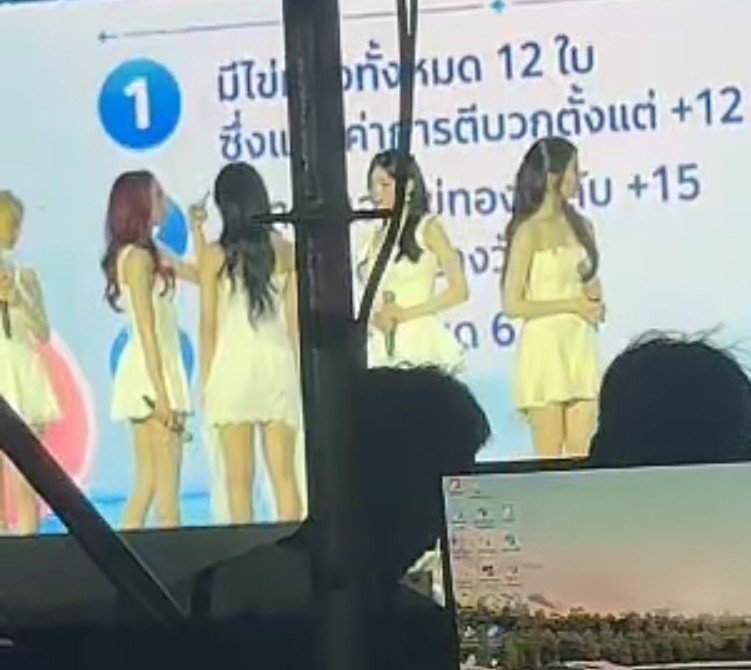 ahycentric's tweet photo. chiyeon holding hands, chiyeon talking, chiquita fixing ahyeon's hair, ahyeon leaning closer to chiquita 🤭

#BABYMONSTERxRAGNAROK
#AHYEON #CHIQUITA https://t.co/YeYZVobluy