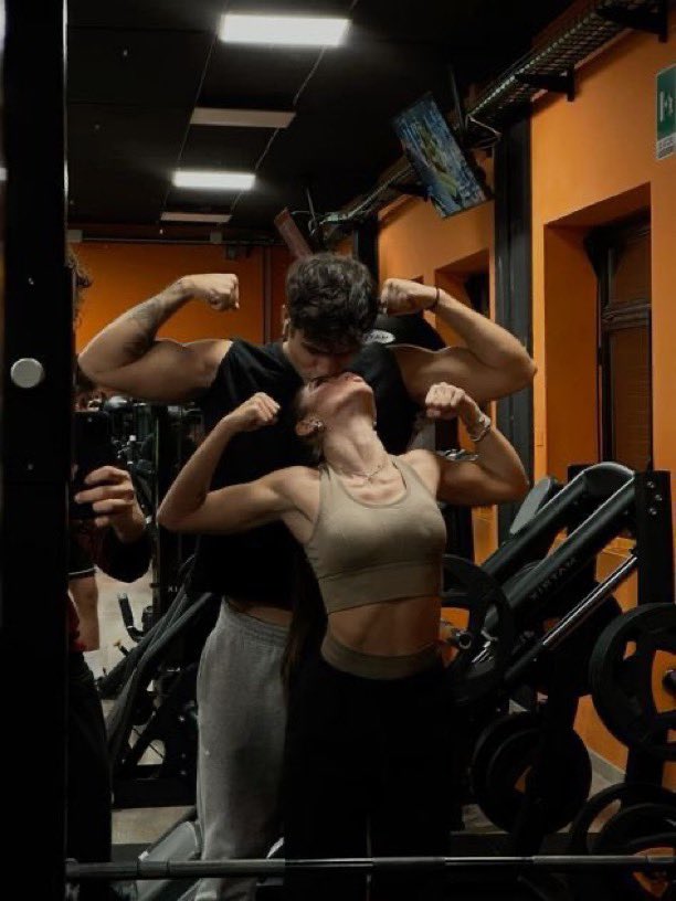 Diorgirlx's tweet photo. gym couple https://t.co/clqcAIRnqV