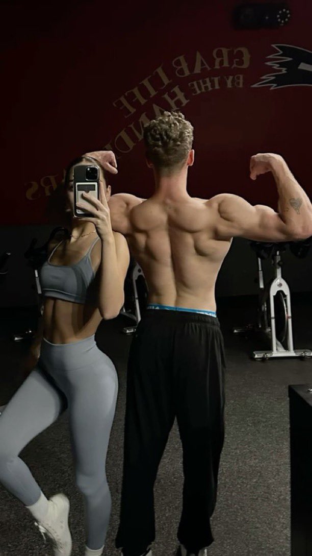 Diorgirlx's tweet photo. gym couple https://t.co/clqcAIRnqV